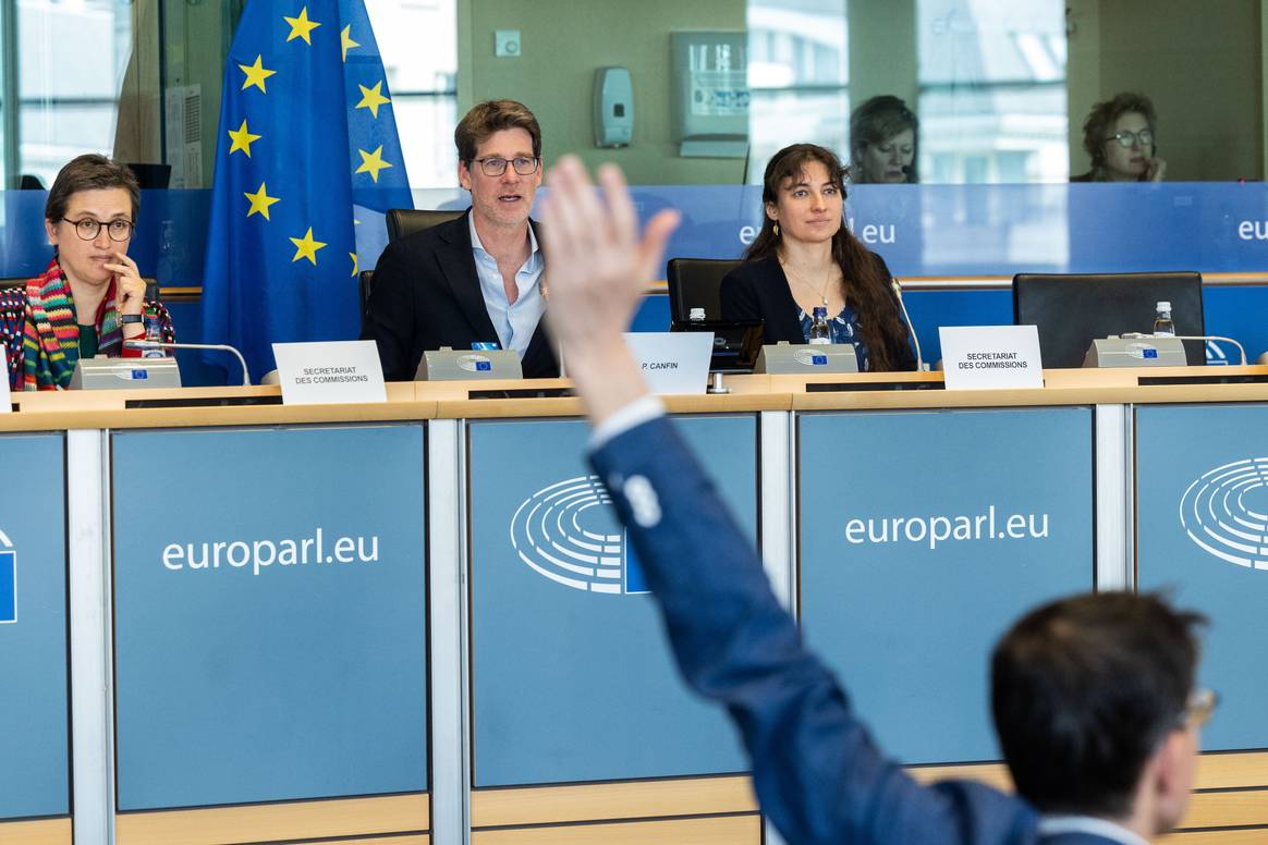 Photo Credits: Sesión de votación de la Comisión de Medio Ambiente, Salud Pública y Seguridad Alimentaria del Parlamento Europeo del 27 de abril de 2023 durante la que se aprobó el dictamen contra el “fast fashion”. European Union 2023 - Source : EP.