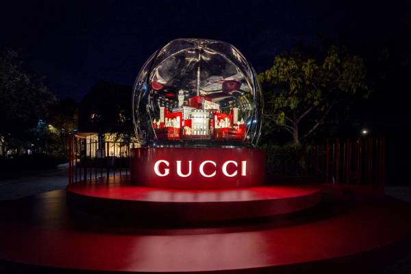 Debutto da Gucci al chiosco di würstel: l'associazione austriaca della moda invita a una visione pubblica per Martin Niklas Wieser