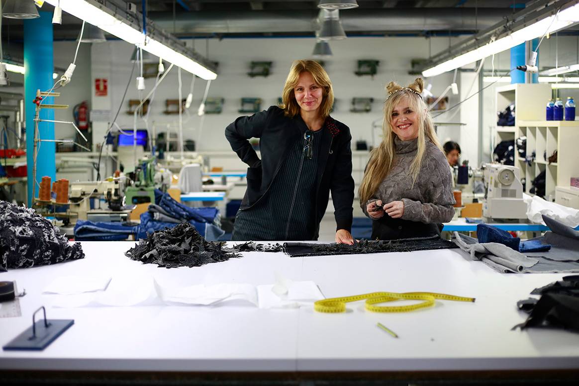 Carmen Santacruz, directora creativa de Jeanologia, junto a la diseñadora María Lafuente.