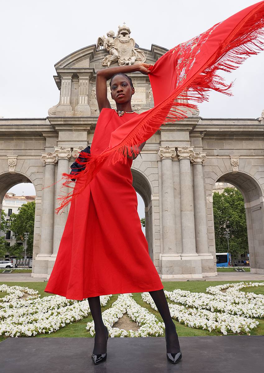 Modelo con diseño de Devota&Lomba, firma de moda de autor participante en la edición de septiembre de 2024 de Madrid es Moda.