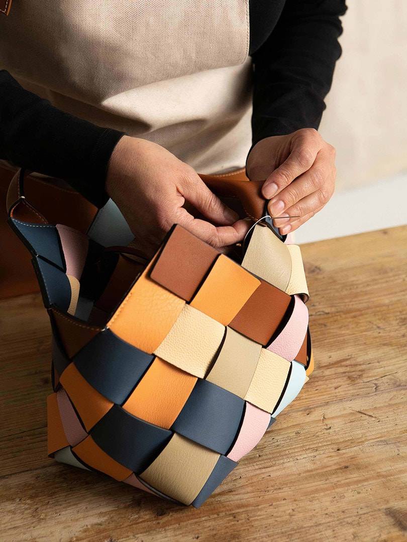 Loewe crea una línea de bolsos “upcycling” hecha a partir de sobrantes