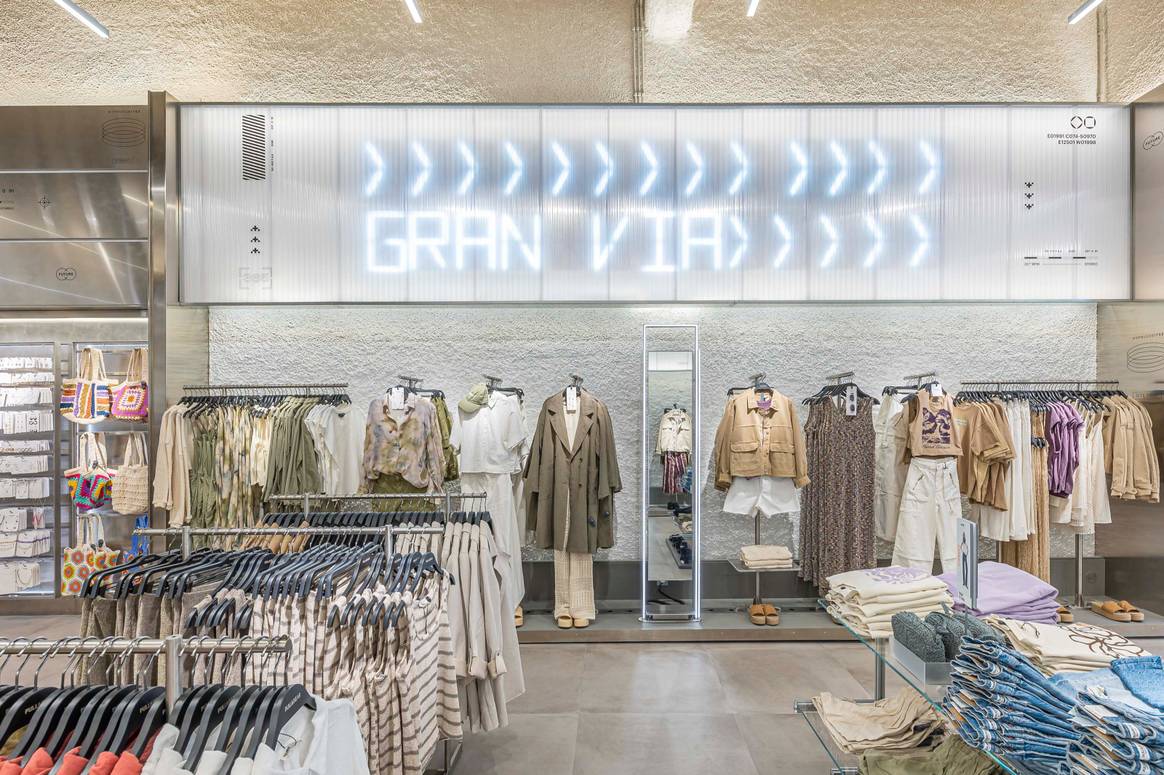 Imagen: Nueva flagship de Pull&Bear en el número 32 de Gran Vía, Madrid. Por cortesía de Inditex.