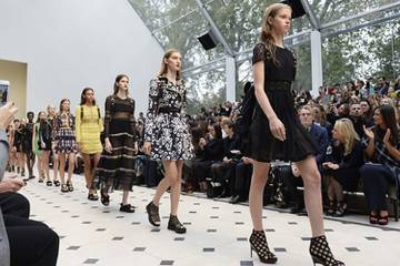Burberry conjuga fuerza del cuero con delicados encajes en Fashion Week de Londres