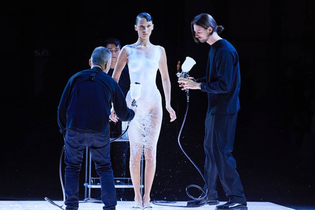 La modella Bella Hadid indossa un 'abito in tessuto spray' - Coperni SS23
