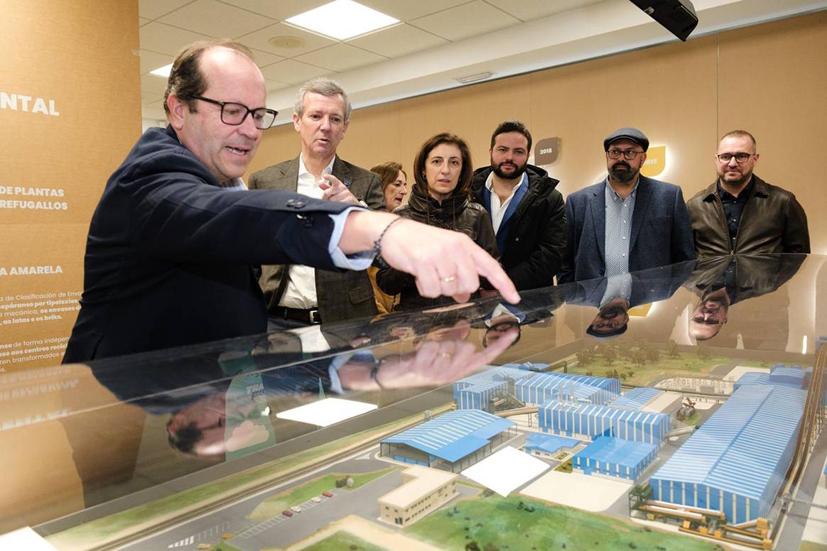 Alfonso Rueda, presidente de la Xunta de Galicia, durante el acto de presentación del proyecto de la primera planta pública de clasificación de residuos textiles de Galicia, el 5 de febrero de 2025 en Cerceda, La Coruña (España).