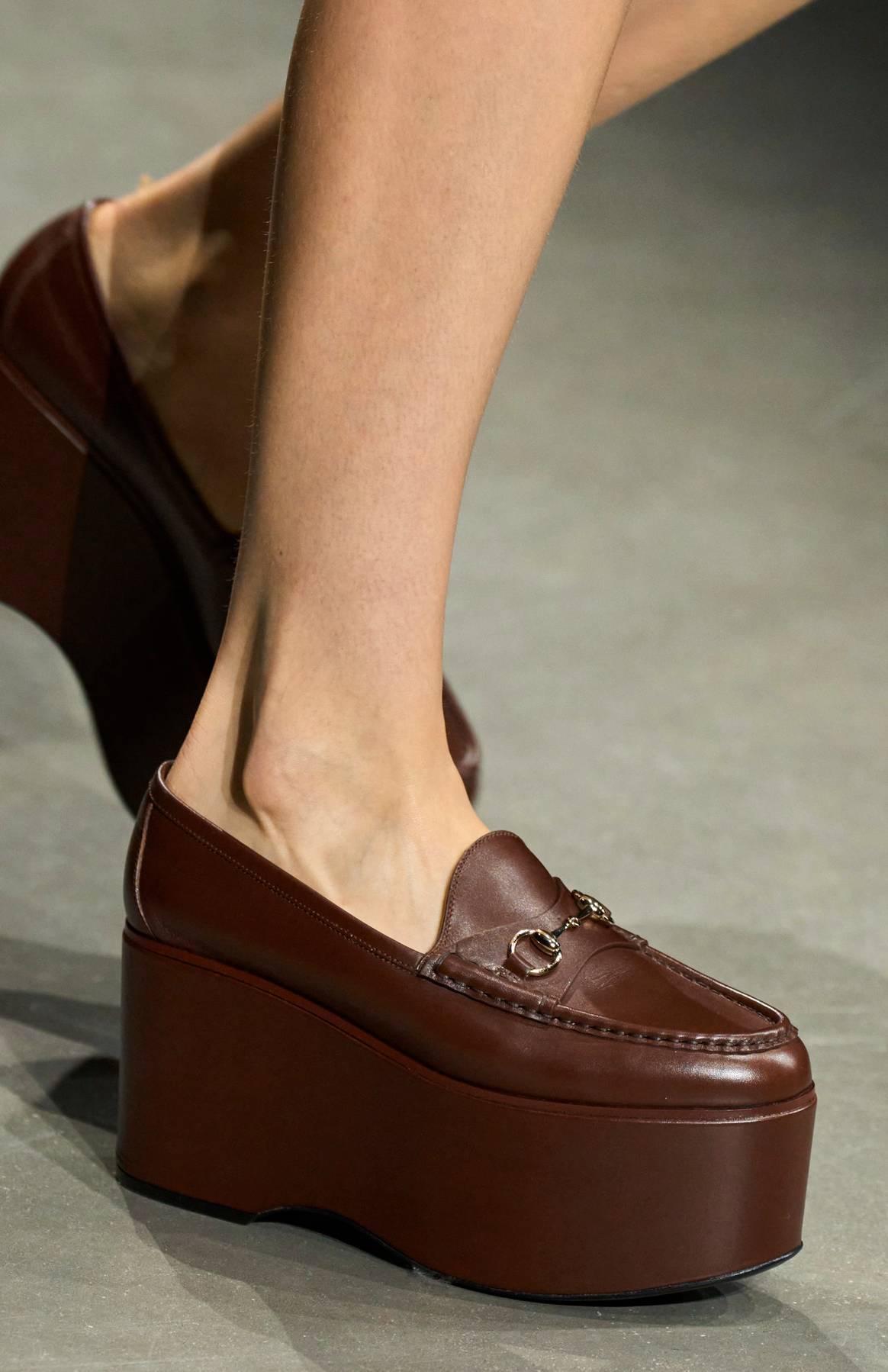 Mocasín de plataforma marrón ss24 de Gucci