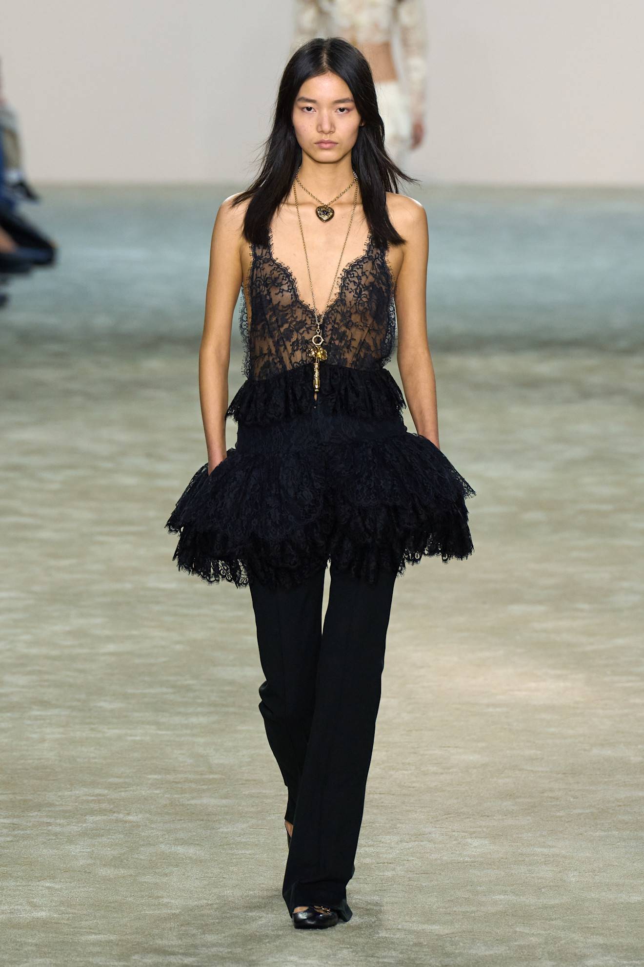 Chloé FW25 RTW - Worldwide Fashion Design Lookbook
