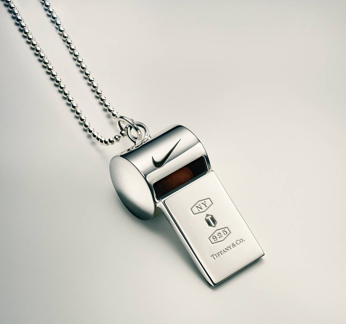 Photo Credits: Silbato en plata de ley en edición limitada de la colección Tiffany x Nike. Tiffany&Co., fotografía de cortesía.