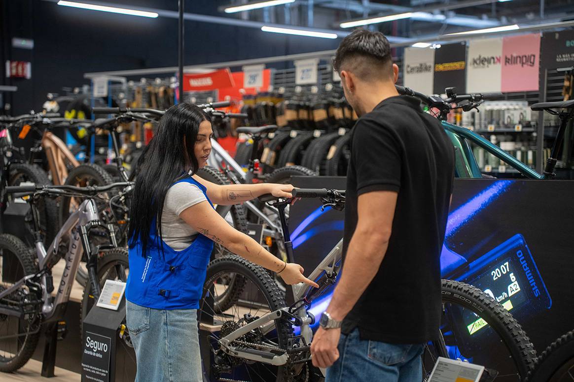 Punto “pro shop” de ciclismo de una tienda de Decathlon.