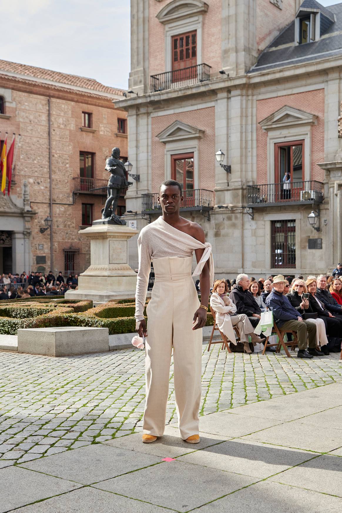 Desfile inaugural en la plaza de la Villa de Madrid de Madrid es Moda, celebrado el jueves 13 de febrero de 2025 en Madrid (España).