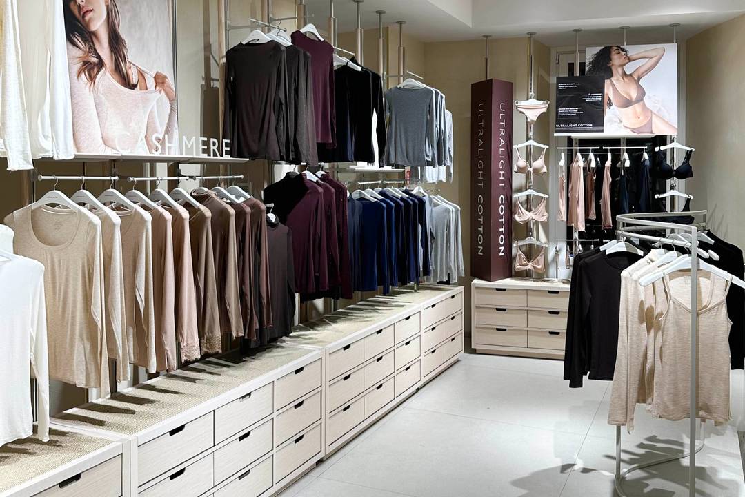 L'interno del negozio Intimissimi di via Montenapoleone a Milano