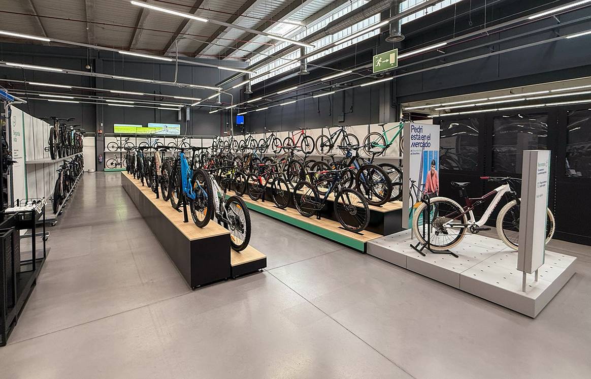 “Pro shop” circular en la tienda de Decathlon de Rivas-Vaciamadrid, Madrid (España).