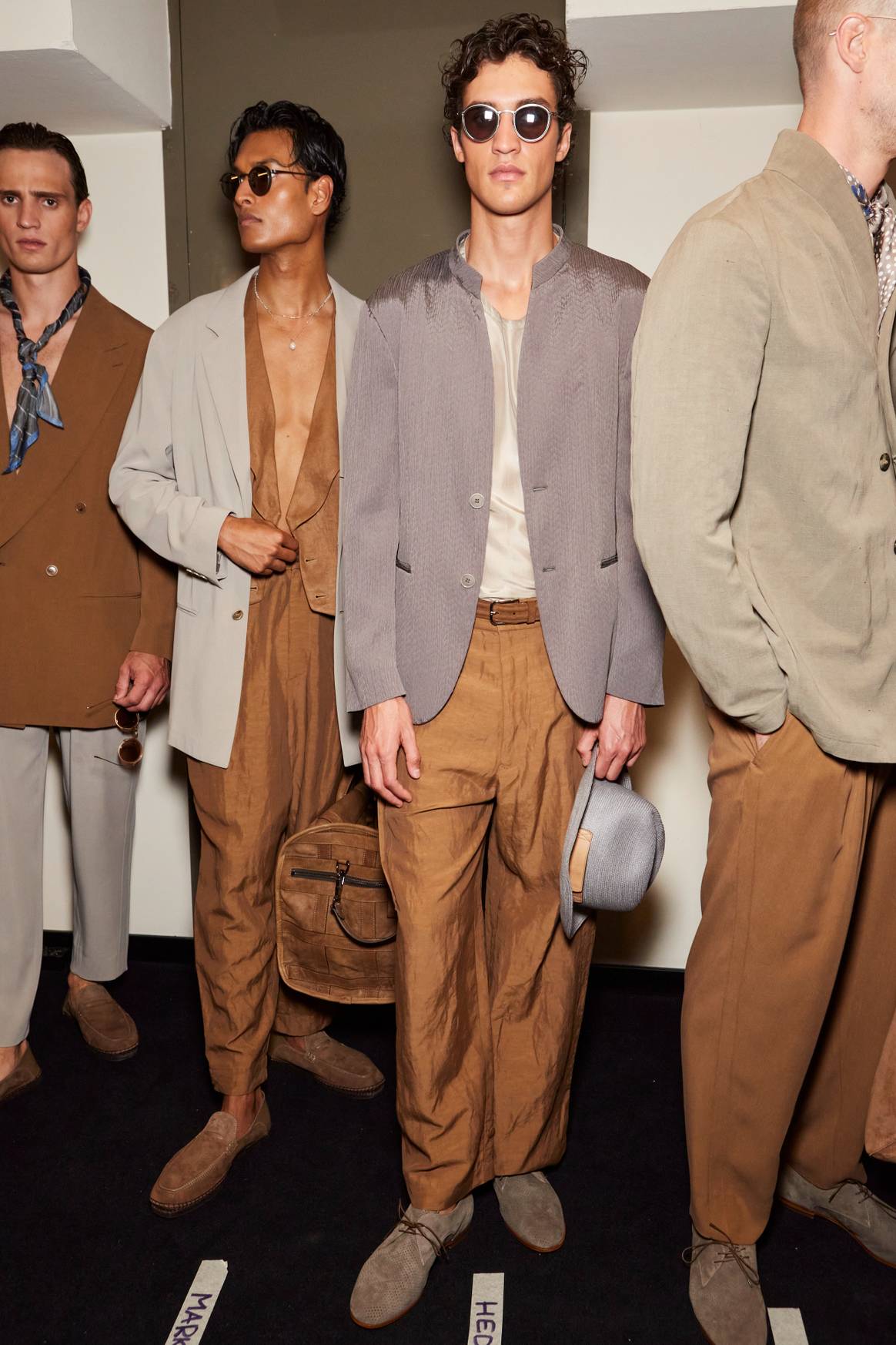 Imagen del backstage de la presentación de la colección SS24 de Giorgio Armani en la Semana de la Moda Masculina de Milán, por cortesía de Launchmetrics Spotlight