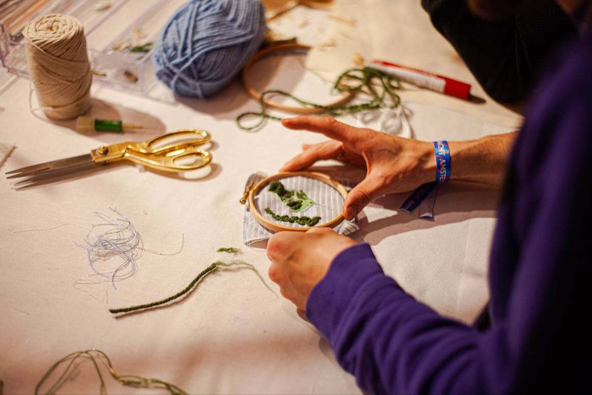 Handwerk staat centraal in de nieuwe tentoonstelling 'Continue This Thread' in het Amsterdam Museum. Beeld: Amsterdam Museum, Francoise Bolechowski