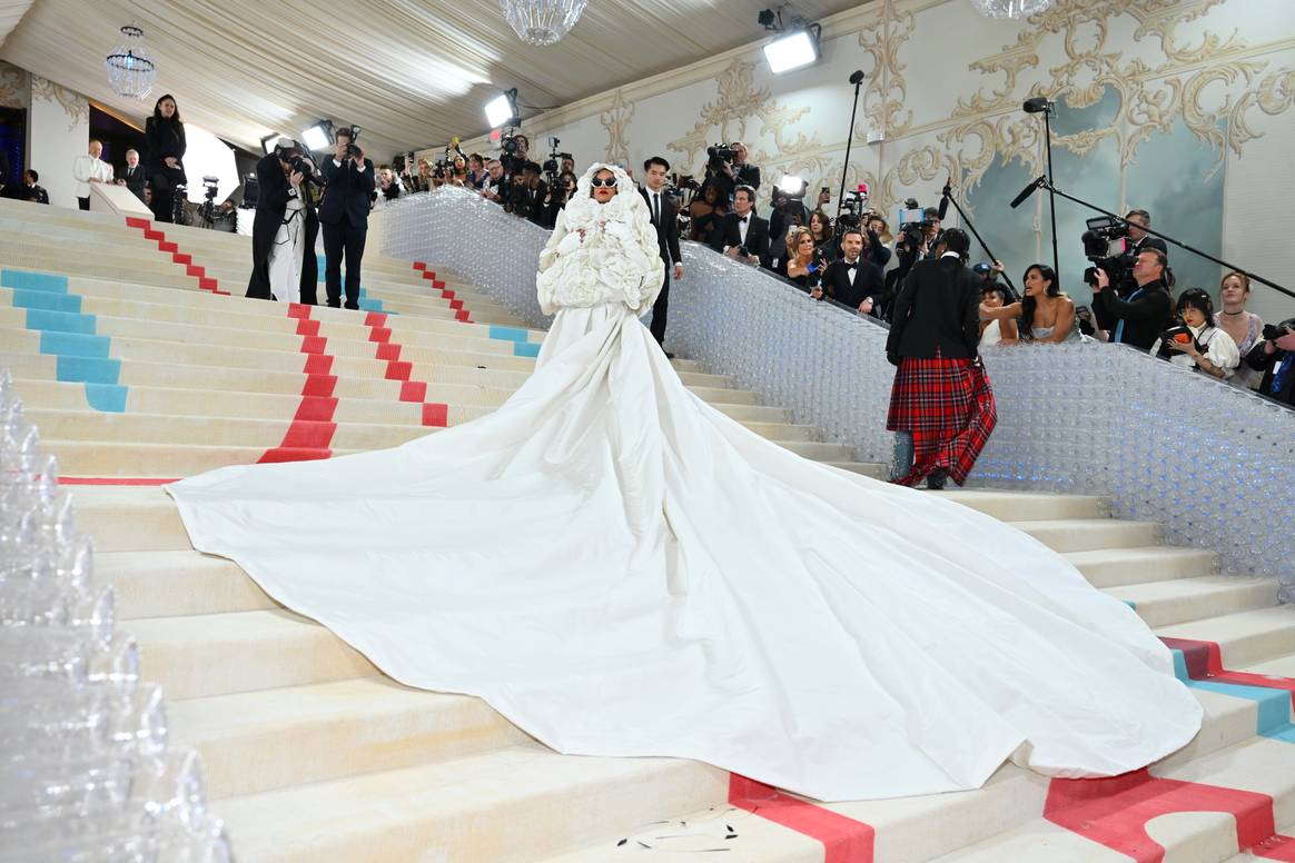 Rihanna dans une tenue Valentino lors du Met Gala 2023. (Photo par ANGELA WEISS / AFP)