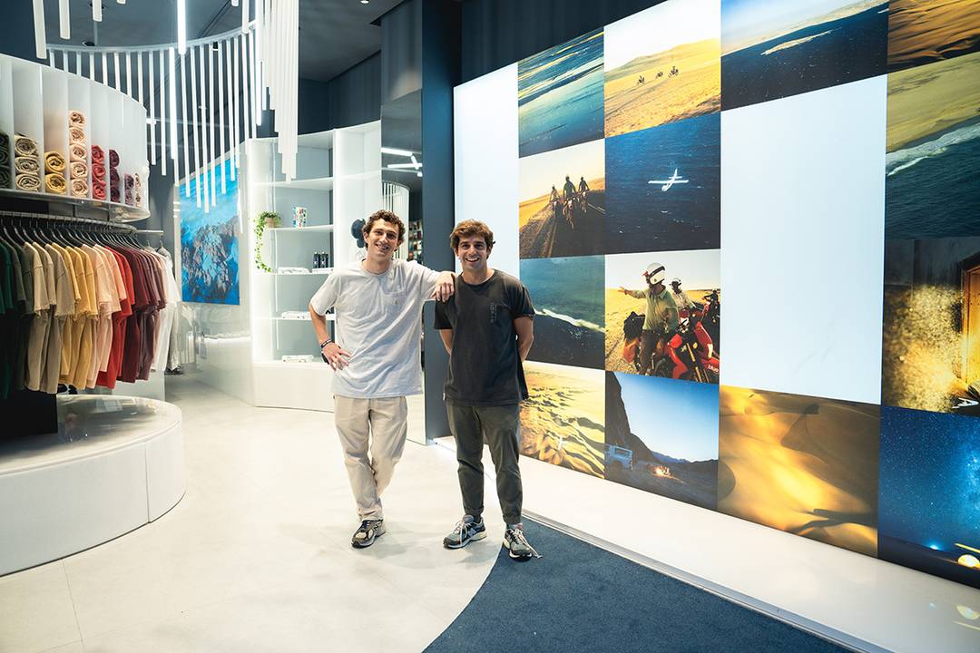 De izq. a dcha., Juan Fernández-Estrada y Nacho Rivera, cofundadores y codirectores ejecutivos de Blue Banana, momentos antes de la inauguración de la tienda de Rambla de Cataluña.