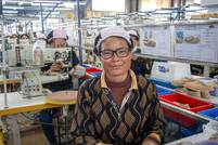 VisionSpring, Eye Care Foundation en Deckers Brands werken samen om het zicht van fabriekspersoneel in Cambodja te testen