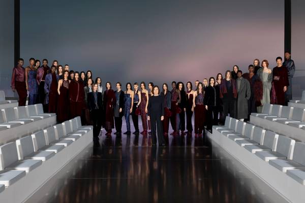 La fashion week di Milano punta sull'essenzialità artigiana, sulla creatività e materiali di qualità