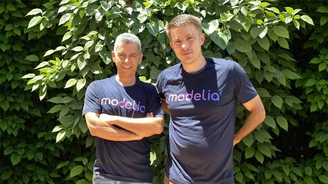 De izd. a dcha., Iván Rodríguez y René Haas, cofundadores de Modelia, en la fotografía original.