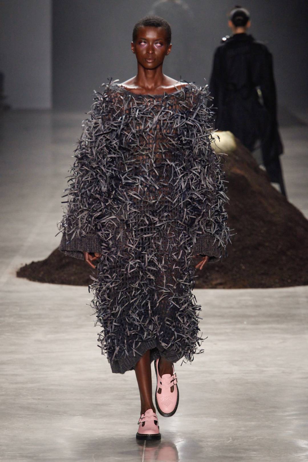 Vestido em base de rede com tiras amarradas apresentando uma textura diferente em Leandro Castro