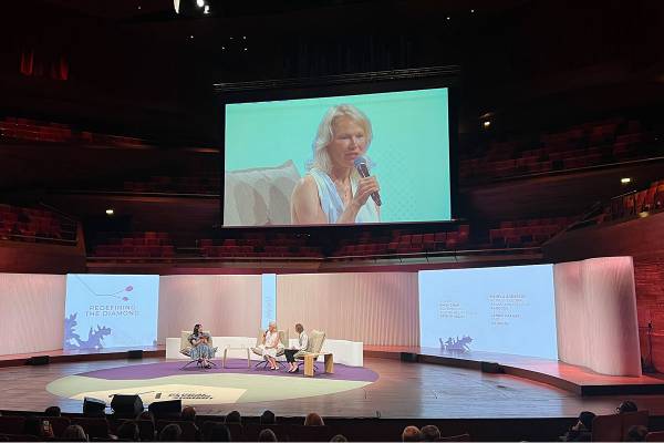 Al Global Fashion summit, Pamela Anderson, ambassador di Pandora, parla di moda e protezione degli animali