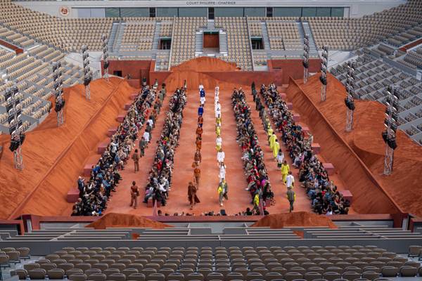 Lacoste costruisce la collezione primavera/estate 2027 attorno alla terra rossa del Roland-Garros