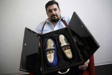 Un italiano vende zapatos de oro de 24 quilates