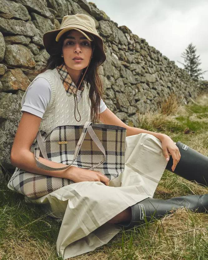 Il tartan Barbour non è un semplice motivo a quadri, ma un vero e proprio marchio di autenticità