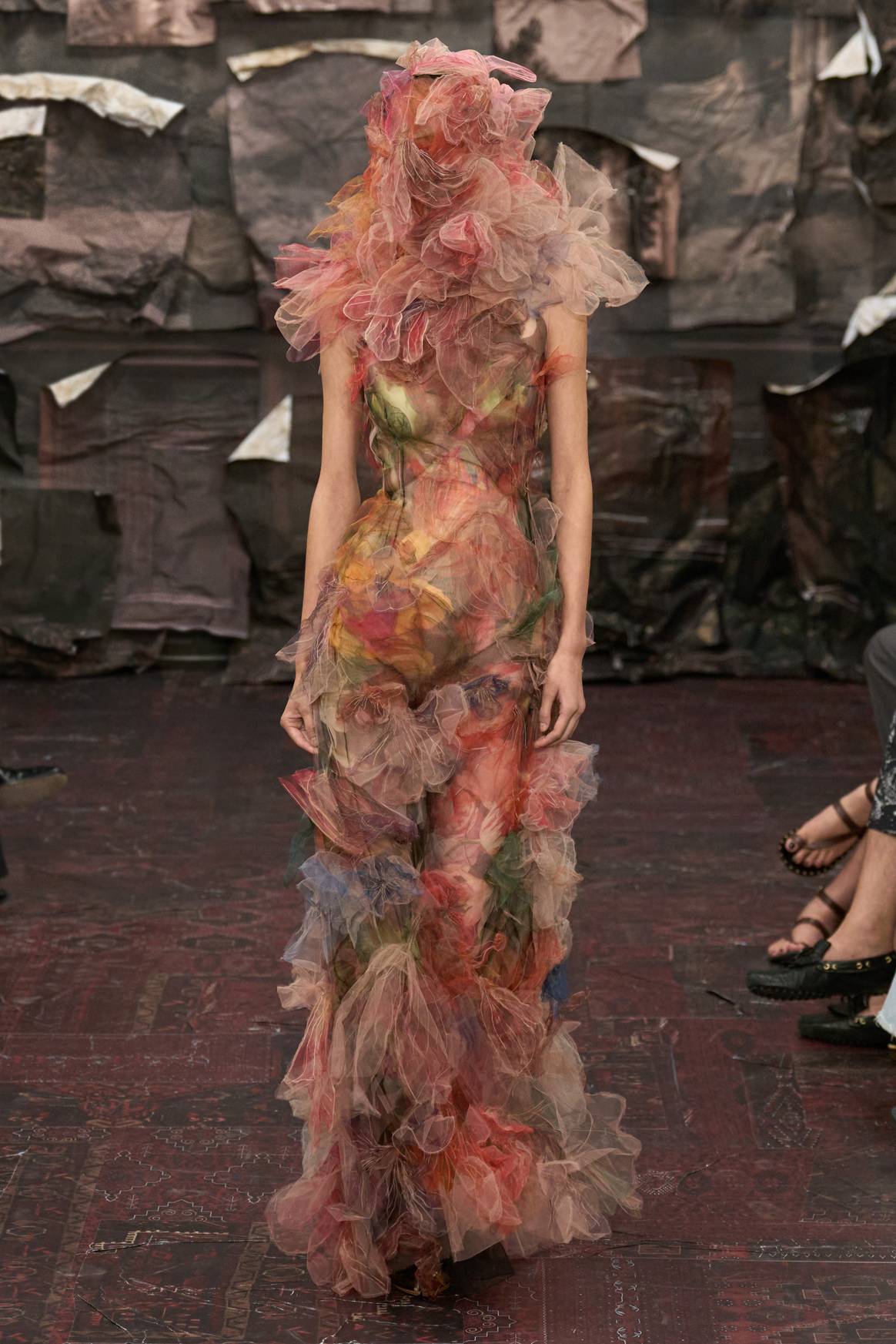 Look 34: Tule jurk zonder mouwen met huidskleurig corset.