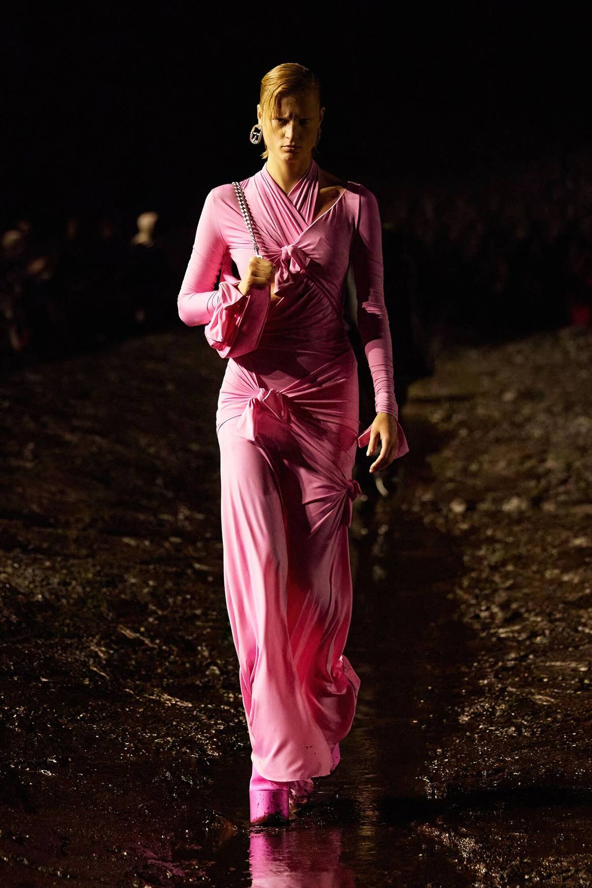 Photo Credits: Balenciaga, desfile de presentación de la colección prêt-à-porter para hombre y mujer para Verano 2023.