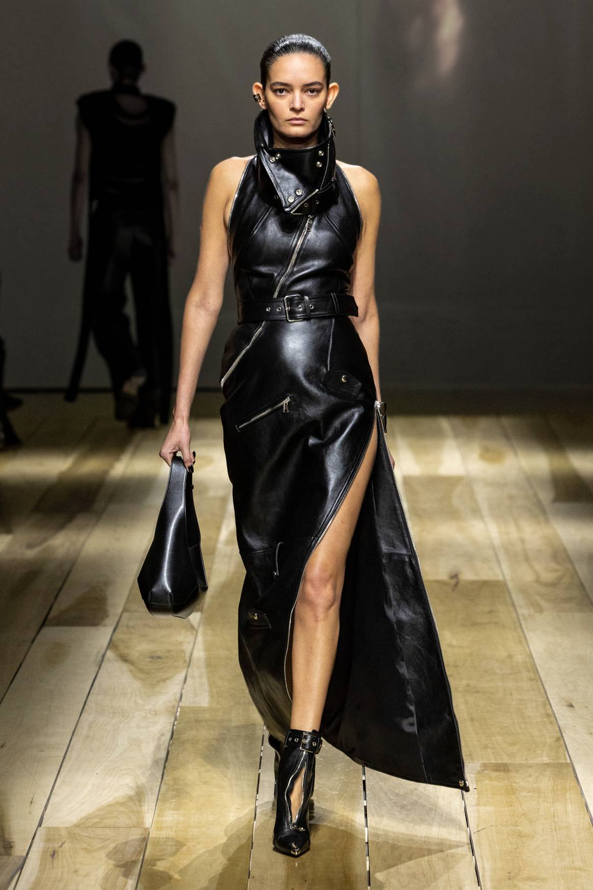 Vestido negro de cuero Alexander McQueen FW23