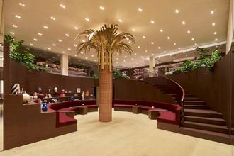 Un paseo (virtual) por la nueva tienda de Hoff en Madrid: cafetería, obras de arte y taller de reparación