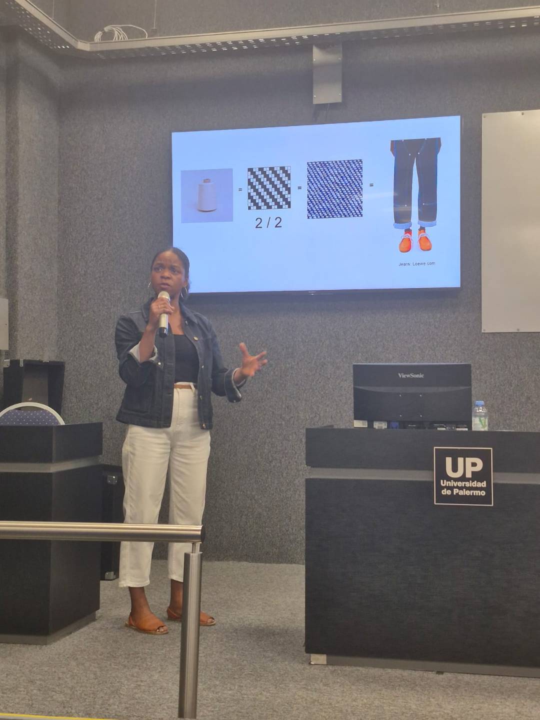 Makeba Lewis brindó una conferencia en la Universidad de Palermo, en Buenos Aires.