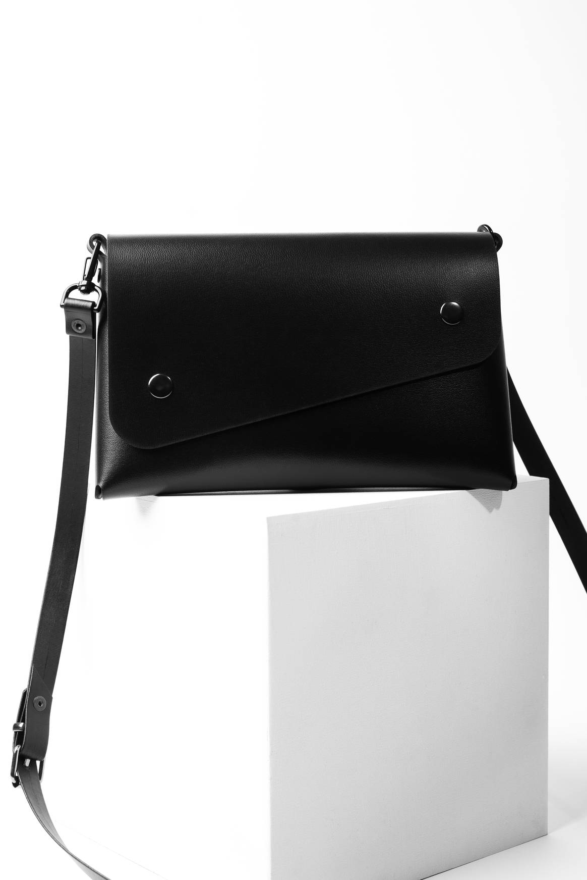 The Uncaged Collective – Humo Estudio using Uncaged Innovations’ leather-alternative Elevate