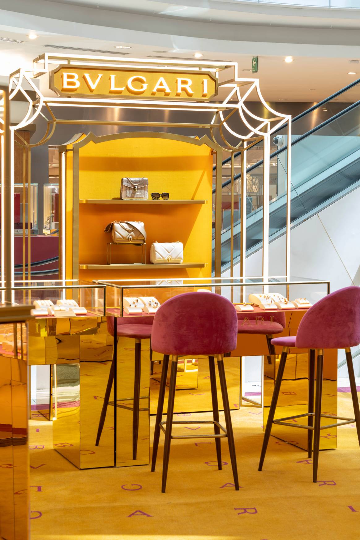 Además de las joyas y los relojes, hay una selección de bolsos para este espacio itinerante.