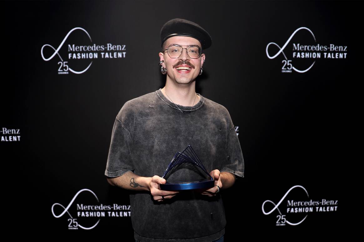 El diseñador Marc Aleixandri, fundador y director creativo de Aleixandri Studio, ganador de la 25ª edición del premio Mercedes-Benz Fashion Talent.