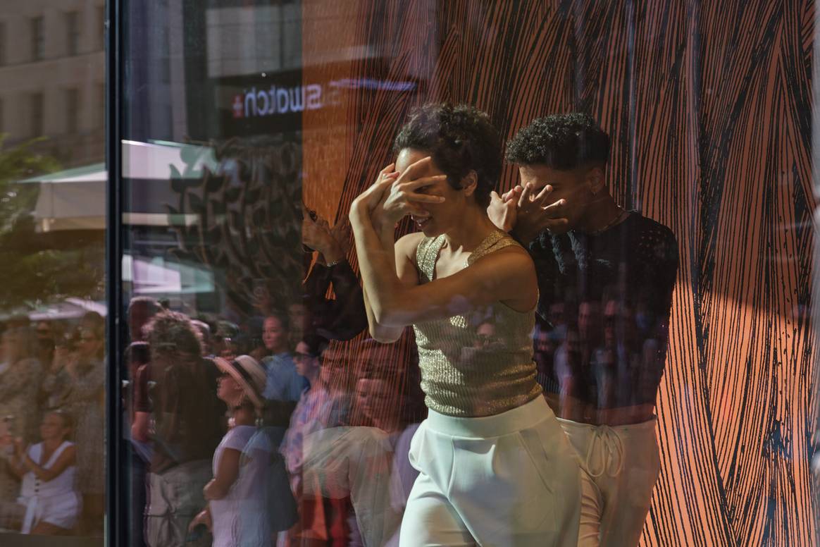 'Ballett am Rhein'-Performance im Kö-Bogen-Schaufenster