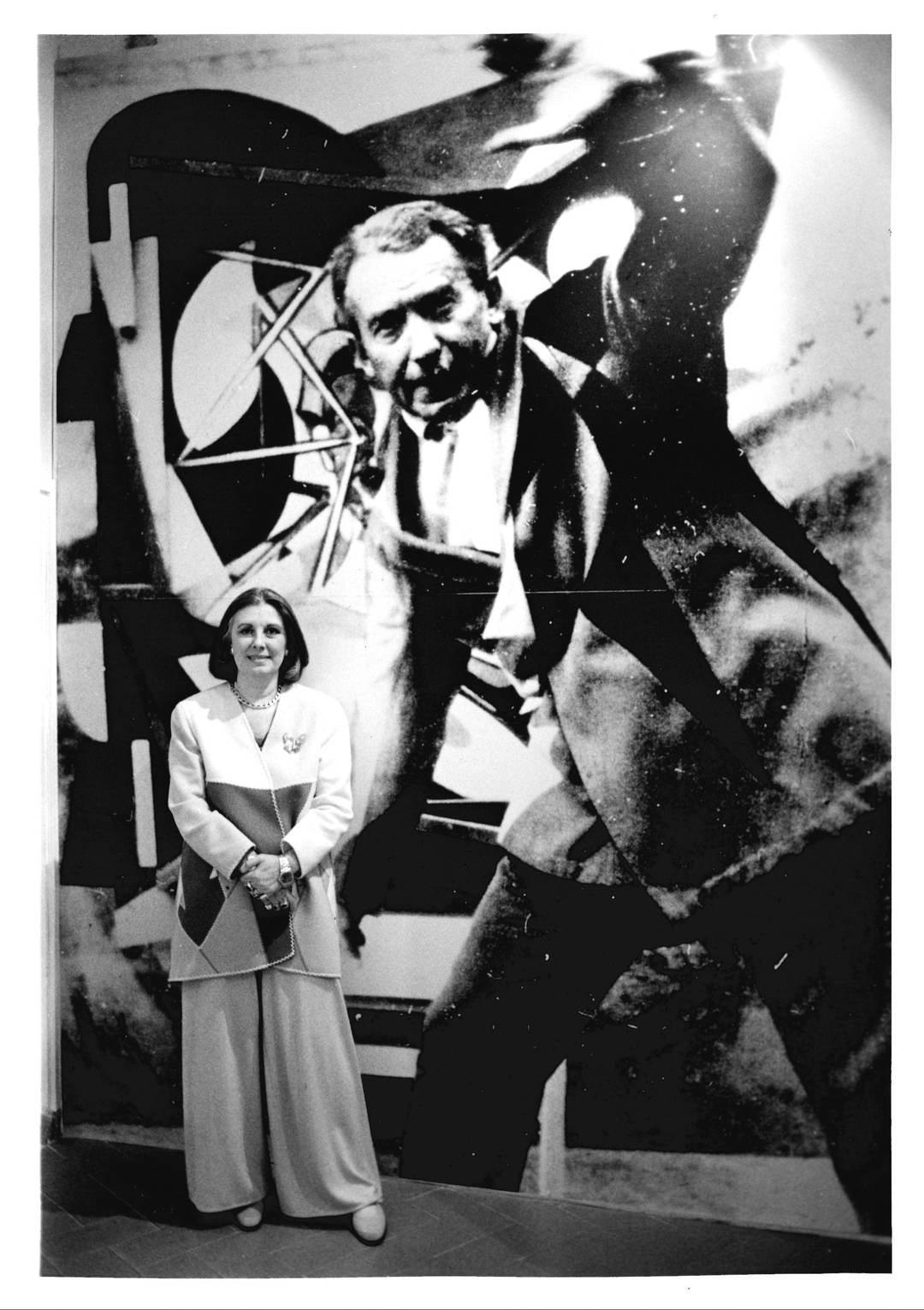 Laura Biagiotti ritratta al Chiostro del Bramante per l'inaugurazione della mostra Giacomo Balla. Futurismo tra arte e moda1998