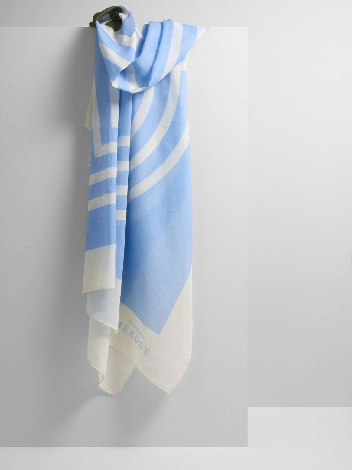 Foulard 140 x 180, Provence, 235 euro  

Beschikbaar op charlotte-beaude.com