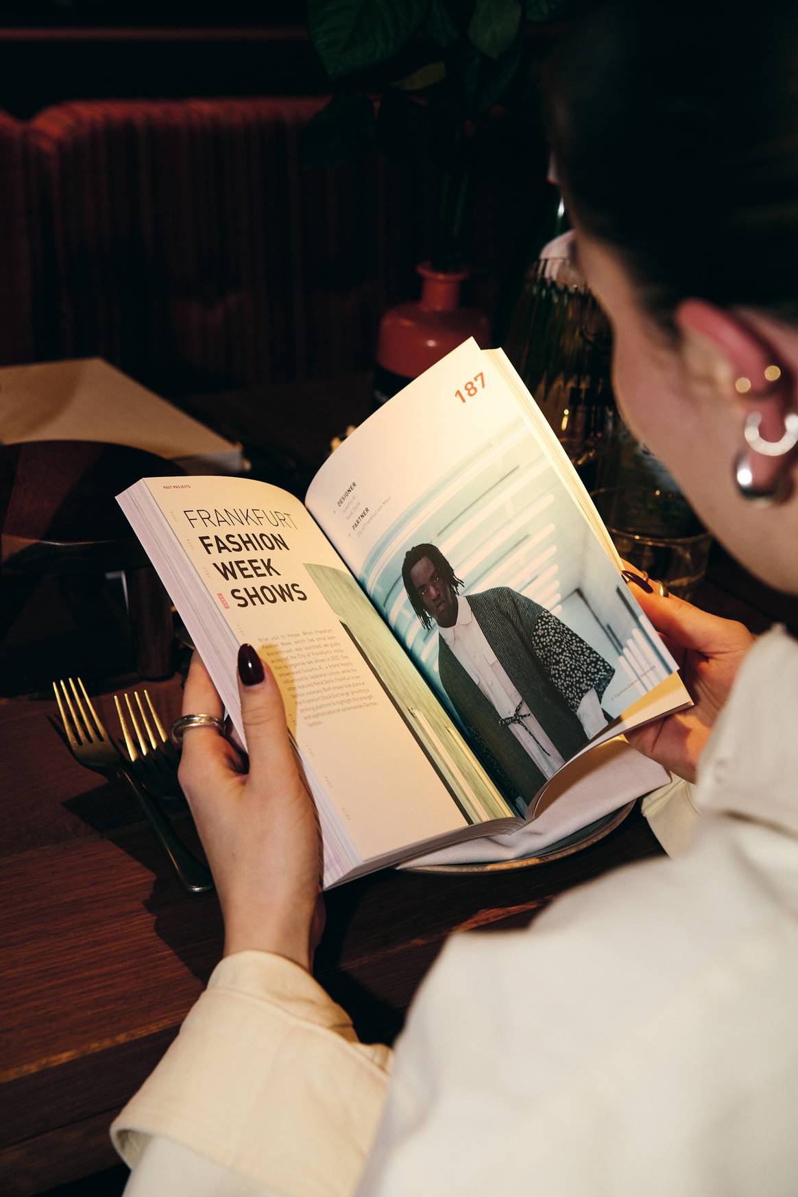 Einblicke ins '10 Jahre FCG'-Booklet beim Jubiläums-Dinner in Berlin