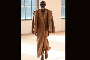 Vidéo: La collection AH21 de Max Mara à MFW