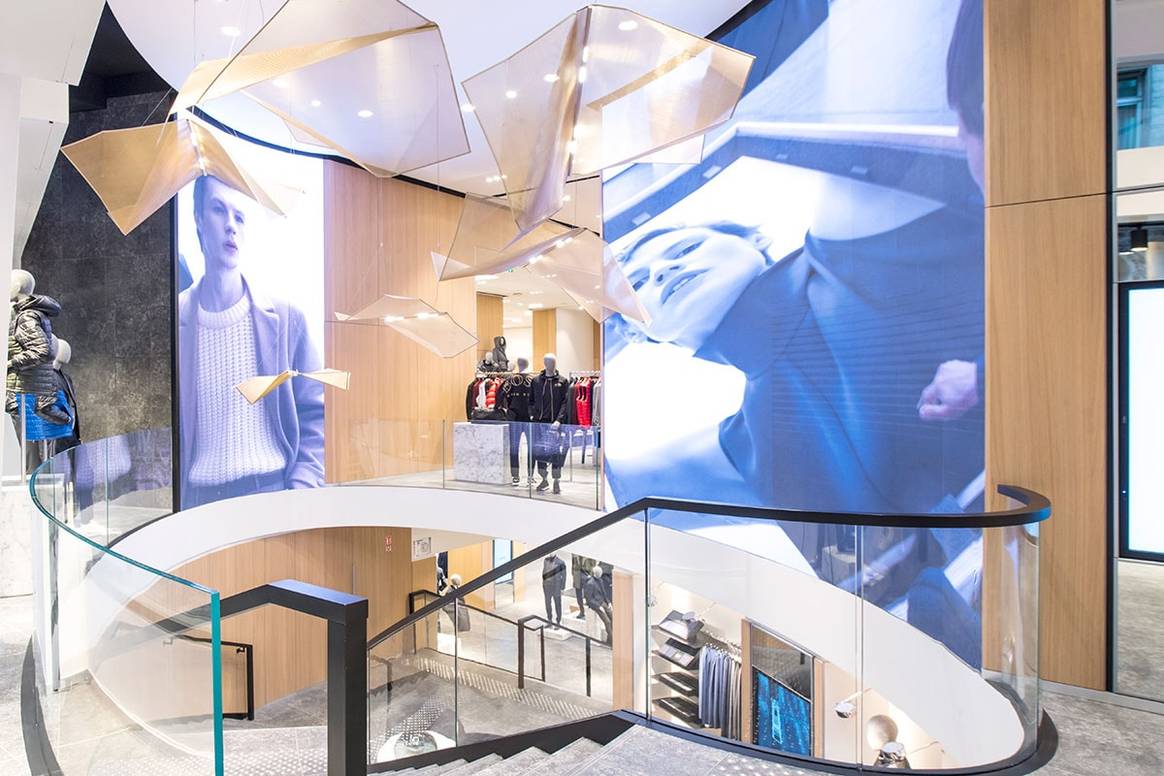 En image : la nouvelle scénographie du flagship de Hugo Boss