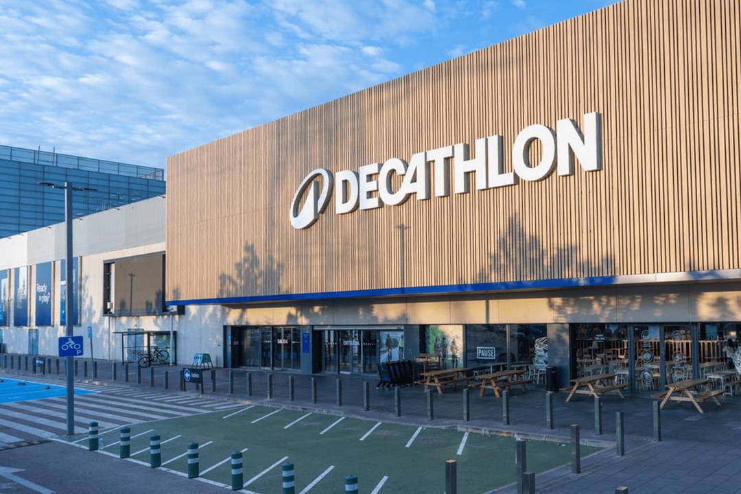 Exterior de una tienda de Decathlon.