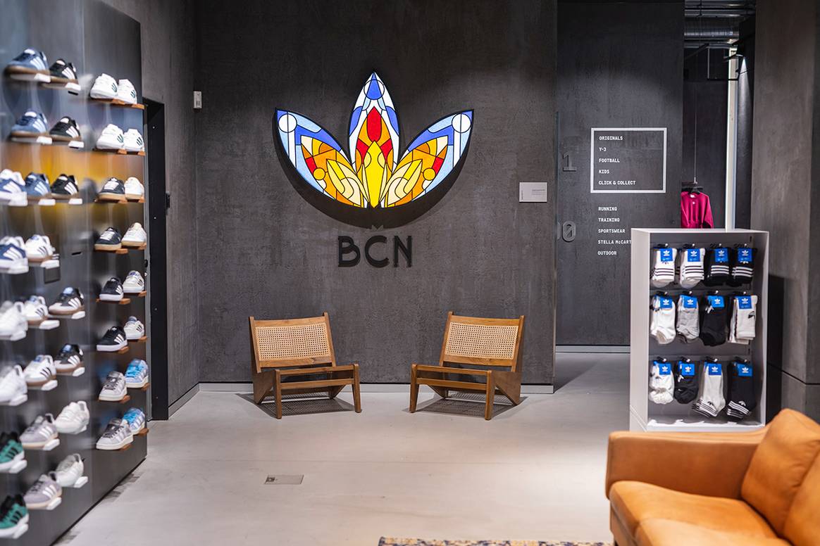 medios de comunicación sesión Respetuoso del medio ambiente Adidas abre en Barcelona su mayor tienda en España