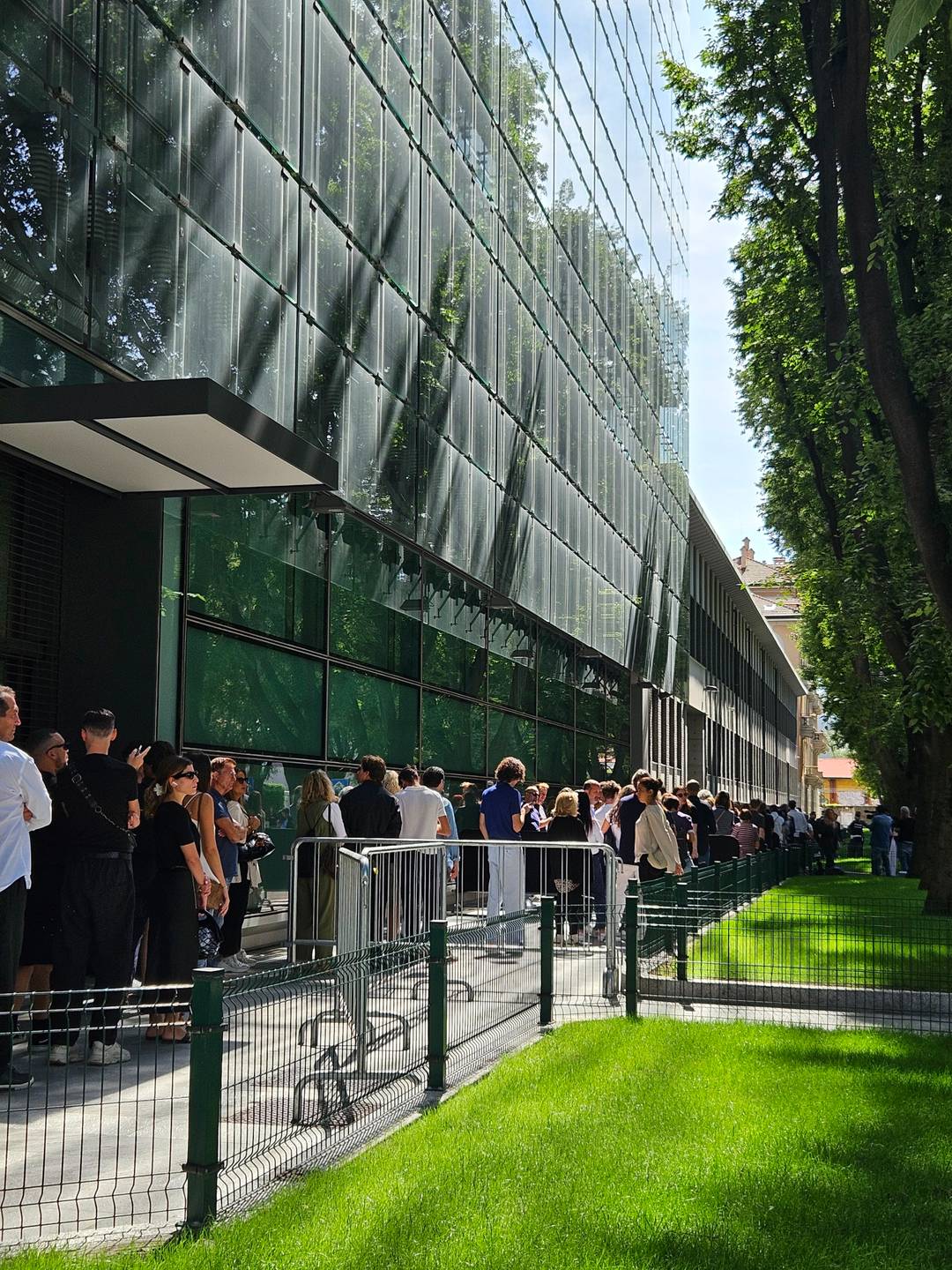 Cittadini in fila per dare l'ultimo saluto a Giorgio Armani