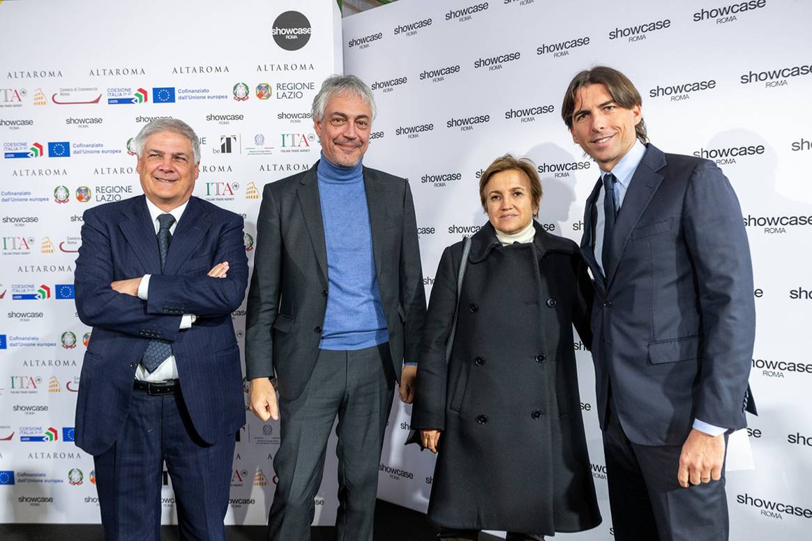 Créditos: Silvia Venturini Fendi junto a Alessandro Onorato, en representación de Roma Capital; Paolo Orneli, en representación de la Región de la Lazio; y de Roberto Luego, de la Cámara de Comercio de Roma. Fotografía de archivo.