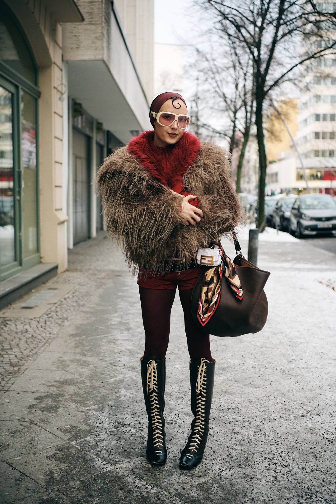 La giornalista di moda Cait Monahan alla sfilata AW26 di Andrej Gronau