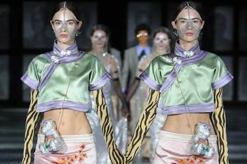 Video: Gucci's SS23 show zet tweelingen met identieke kleren in de spotlight