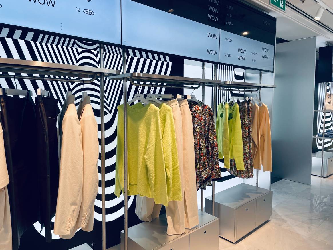 Detalle de los percheros con pantallas en la parte superior de la tienda Wow concept en la calle Gran Vía de Madrid. Propiedad de la autora.