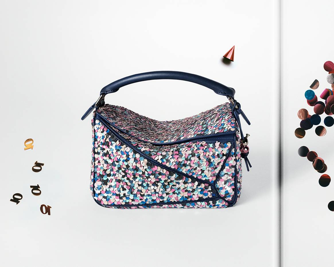 Modelo de la colección cápsula de aniversario “Puzzle 10” de Loewe por los 10 años del lanzamiento del bolso Puzzle.